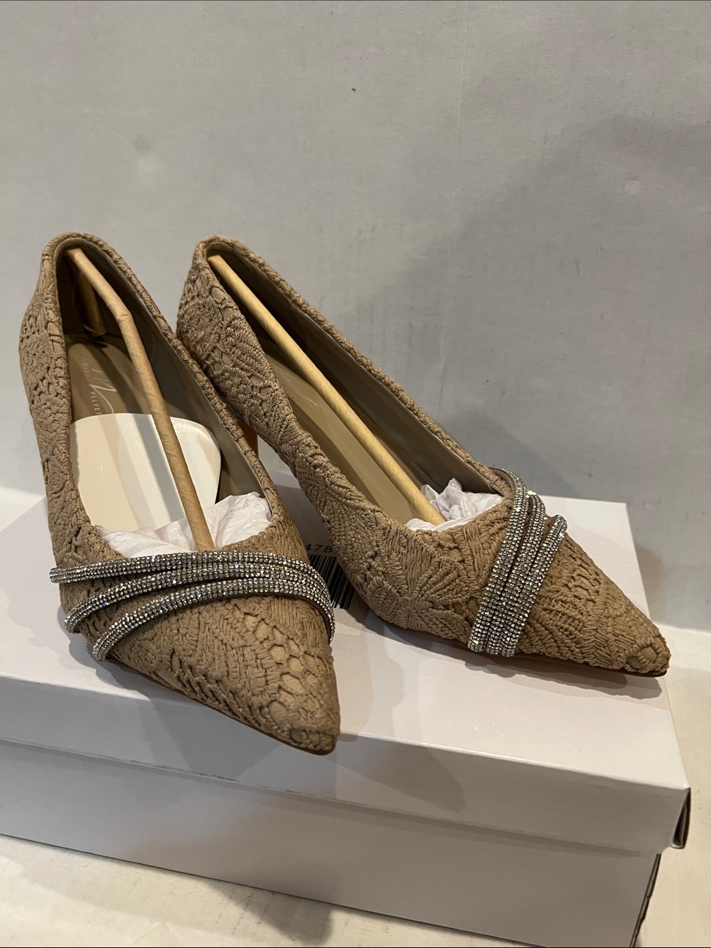 Lace Pump With Rhinestone Rope. - Picture 4 of 12